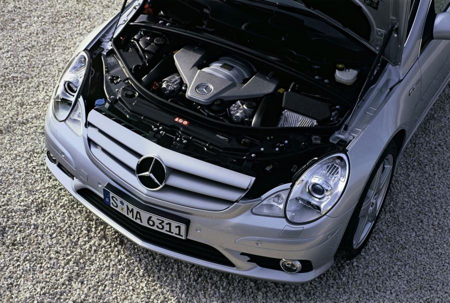 Моторный отсек Mercedes-Benz R63 AMG (W251) 2007 года  (фото 34 из 77)